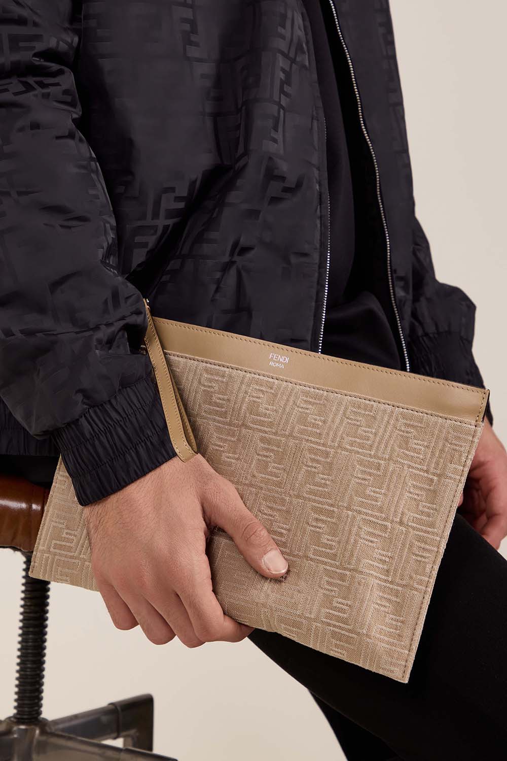 תמונת כל הלוק של תיק קלאץ'